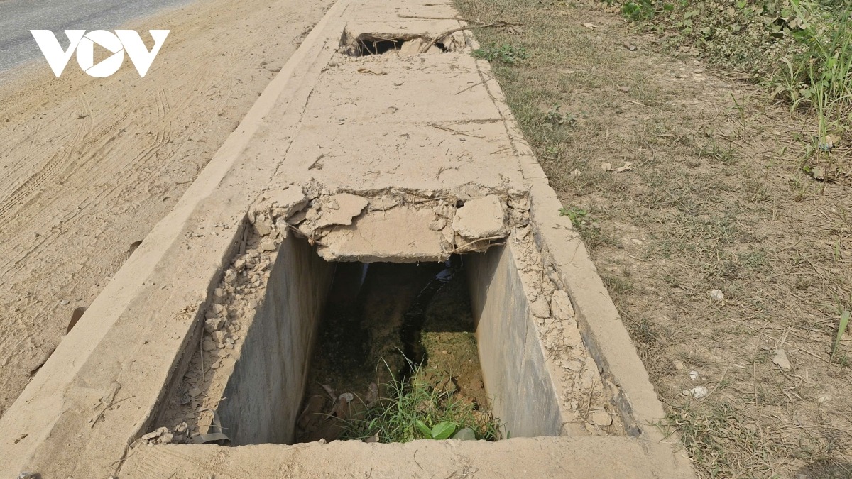 Nắp rãnh dọc ở QL32C bị vỡ nát, tiềm ẩn nguy cơ mất an toàn giao thông
