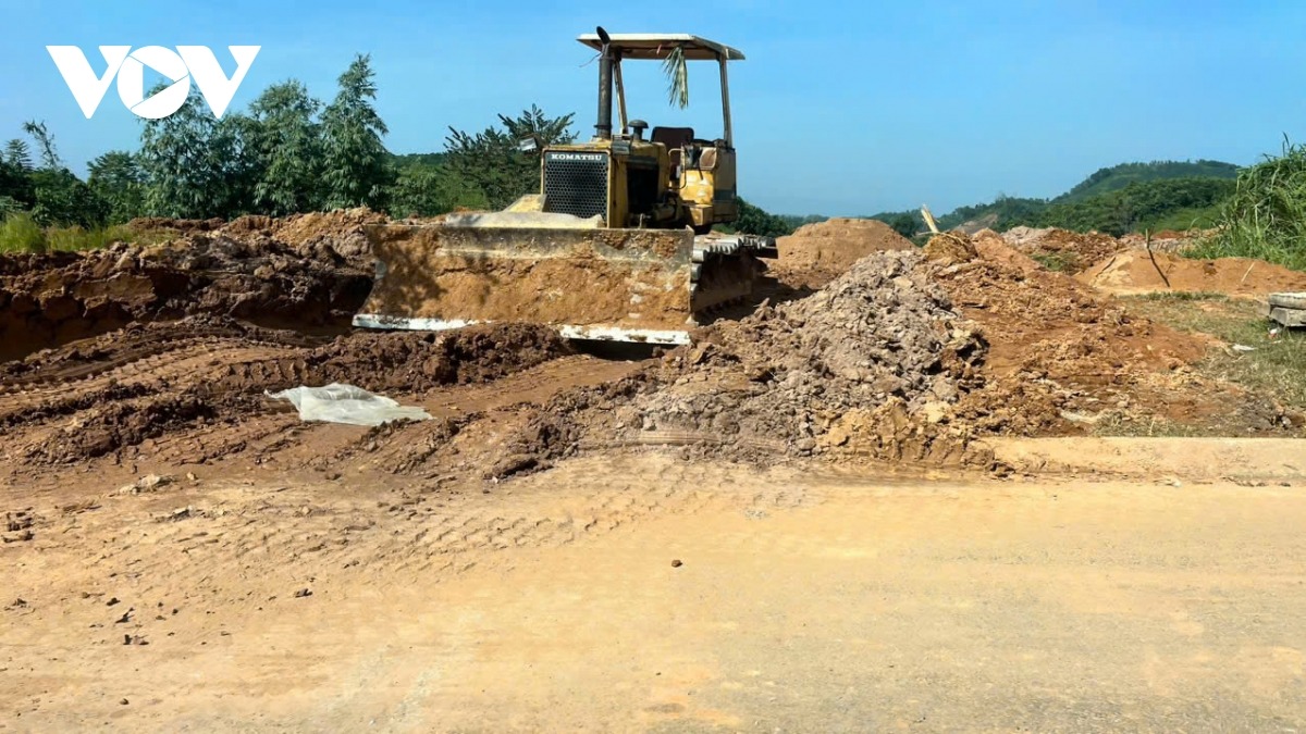 Điểm này thuộc Km3+050, đường Âu Cơ cũng bị tháo dỡ tấm đậy rãnh thoát nước, lấp rãnh dọc... đơn vị đổ thải là Công ty TNHH và Xây dựng Nguyên Phong. Hiện đơn vị cũng chưa hoàn trả lại hiện trạng hành lang đường, cống như yêu cầu xong trước 15/10. Vị trí này UBND xã Tân Thịnh, TP Yên Bái cũng đã cắm rào chắn không cho xe đi vào đổ đất, đá.