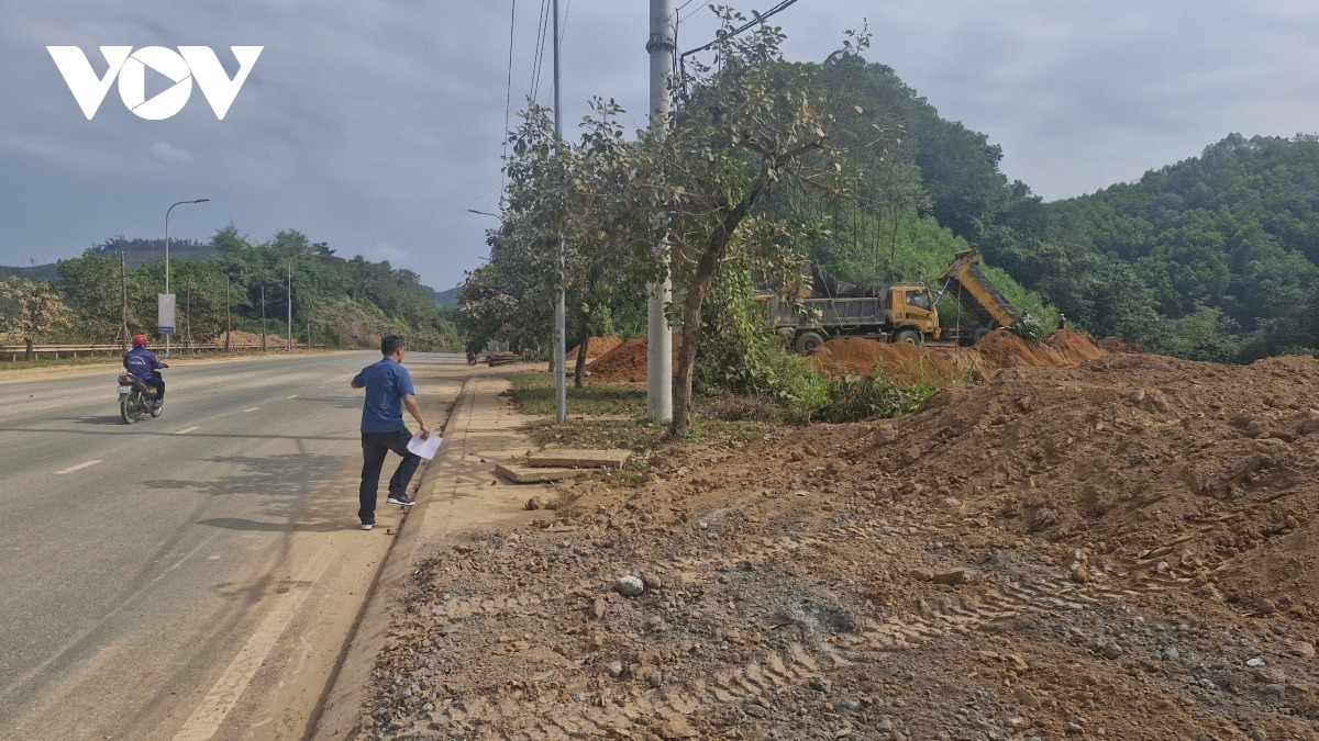 Vị trí này thuộc khu vực km 2+460, đường đầu cầu Tuần Quán, 12 tấm đậy rãnh thoát nước với chiều dài 12m đã bị các đơn vị thi công tự ý dỡ bỏ VOV.VN - Sau khi cơ bản hoàn tất việc hót dọn bùn rác, đất đá sạt lở do bão số 3, thành phố Yên Bái, tỉnh Yên Bái cho phép người dân được bạt taluy, hạ độ cao của các quả đồi sau nhà nhằm giảm các mối nguy hiểm tiềm tàng. Tuy nhiên, các tổ chức, cá nhân nhận thầu thi công đã tự ý phá bỏ kết cấu hạ tầng giao thông, để đất đá rơi tràn lan ra đường, gây mất an toàn giao thông.