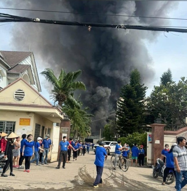 Công nhân rời khỏi hiện trường vụ cháy