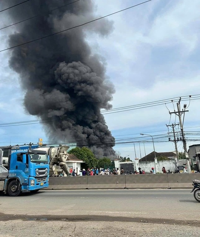 Cột khói cao hàng chục mét