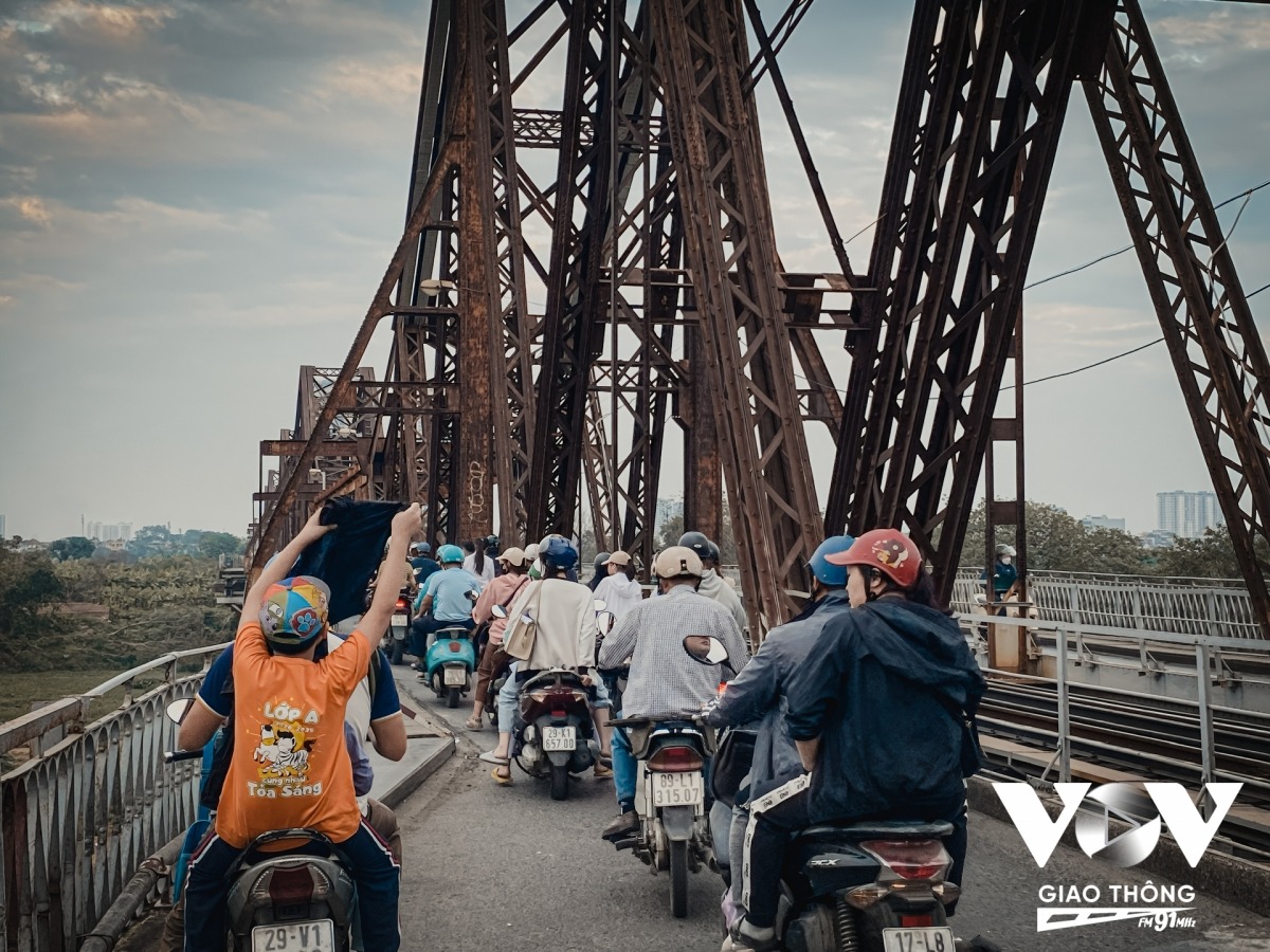 rước đó, Chính phủ Pháp quyết định cấp cho thành phố Hà Nội khoản tài trợ không hoàn lại hơn 700.000 euro (hơn 19 tỷ đồng) để nghiên cứu phương án nhằm cải tạo di sản Thủ đô cầu Long Biên.