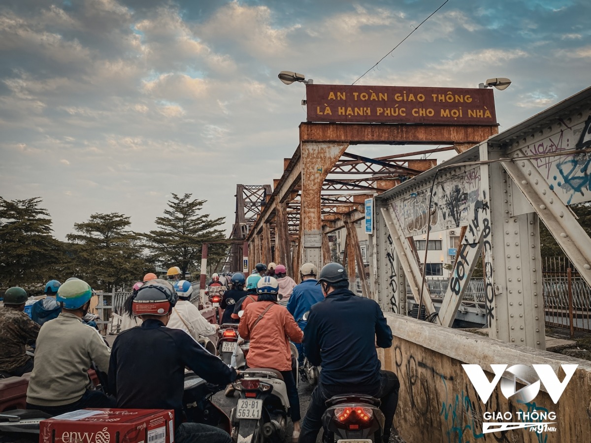 Dù vậy nhưng hằng ngày cây cầu vẫn phải oằn mình “gồng gánh” một lượng phương tiện khổng lồ. Bởi cầu Long Biên là cây cầu kết nối các tuyến đường sắt Hà Nội - Hải Phòng, Hà Nội - Lạng Sơn với mạng lưới đường sắt quốc gia.