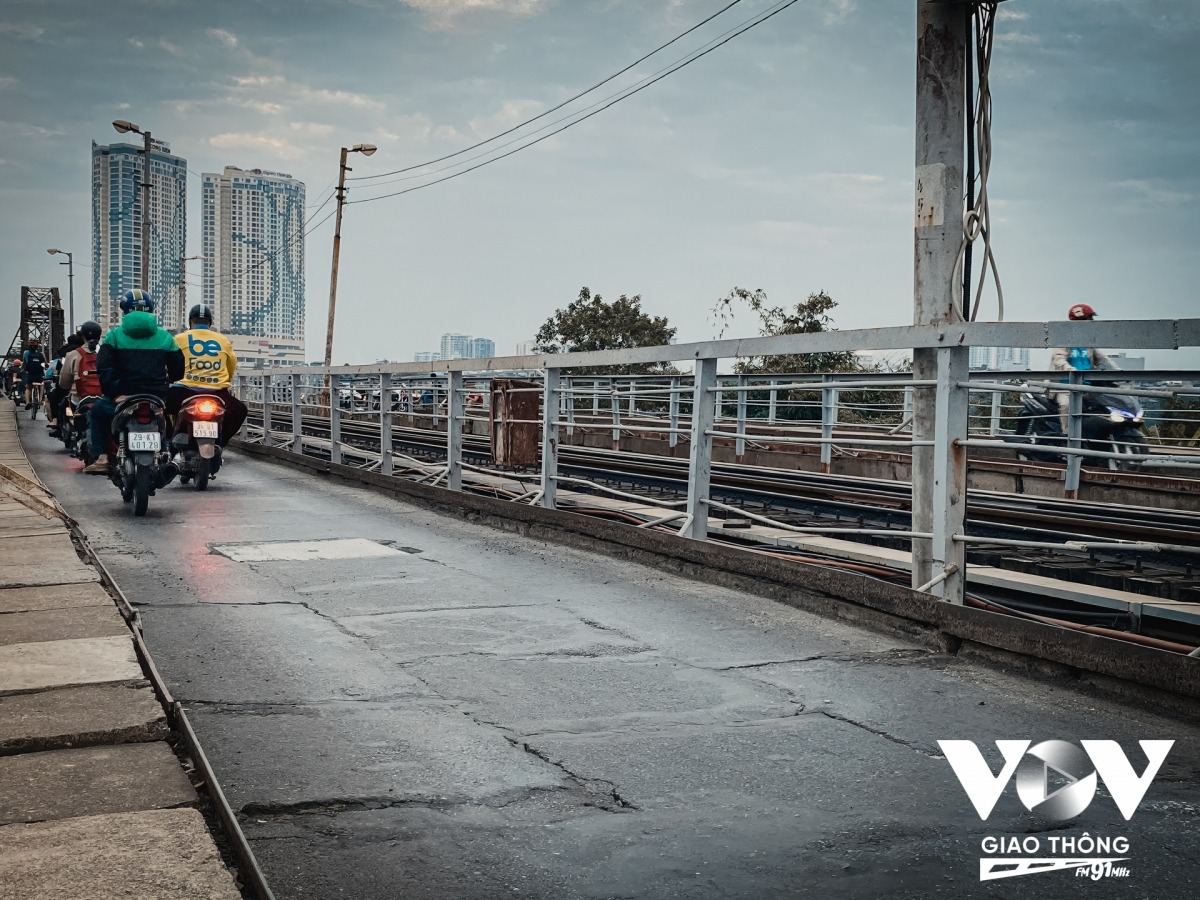 Hai bên cầu, mặt đường dành cho xe máy và xe đạp trồi sụt, không bằng phẳng, xuất hiện nhiều “ổ gà” gây mất an toàn giao thông.