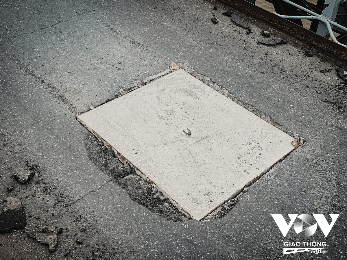 Những mảng vỡ, lỗ hổng lớn cùng các vết nứt dài trên mặt đường nhựa được gia cố bằng các tấm kim loại nhằm đảm bảo an toàn cho các phương tiện di chuyển qua cầu.