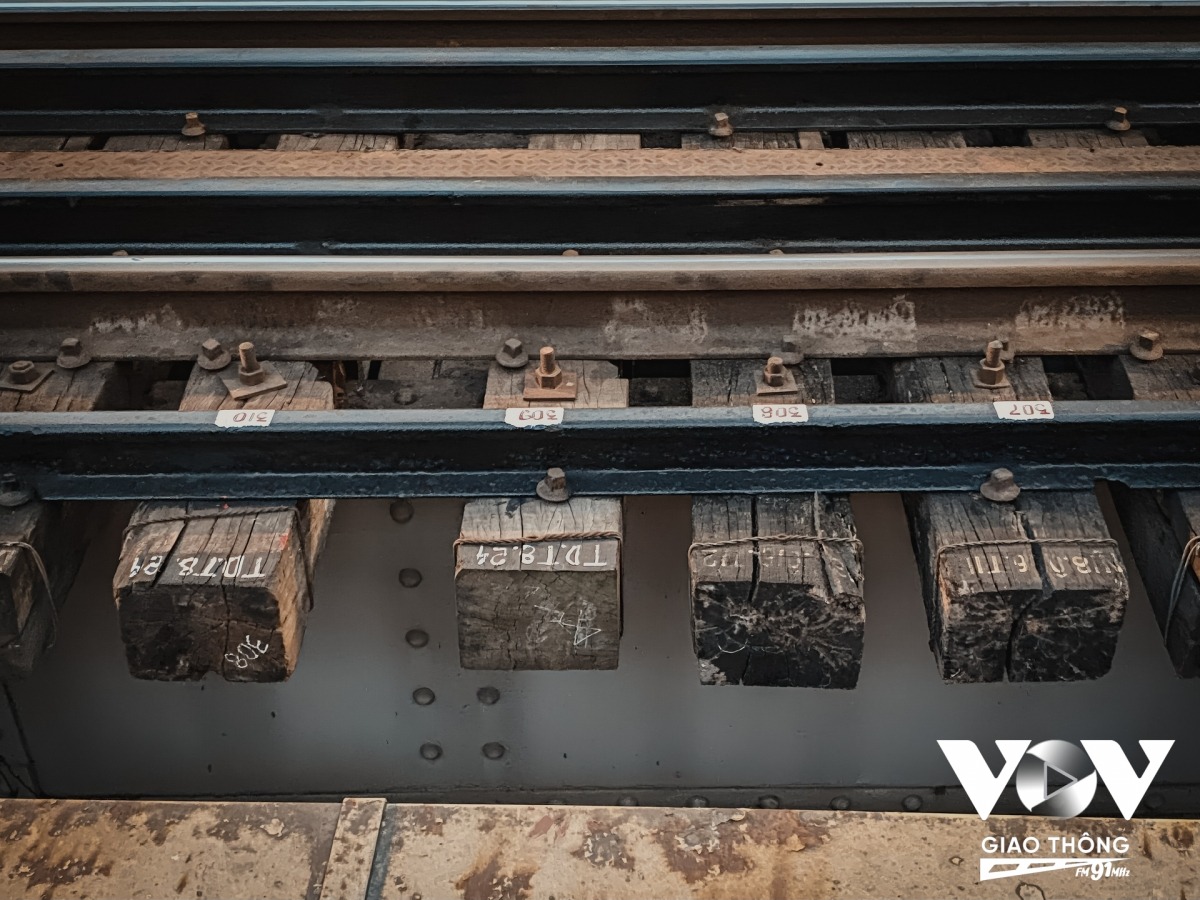 Nhiều thanh gỗ được sử dụng làm gối đường ray đã bị nứt vỡ, phải sử dụng dây thép buộc chặt để hạn chế các vết nứt lan rộng.