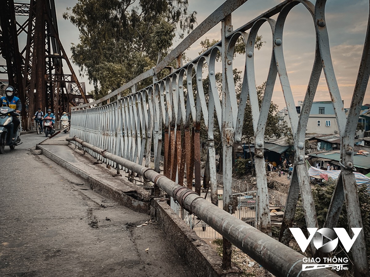 Hệ thống lan can đã có nhiều đoạn bị hỏng hóc, cong vênh, “chỗ còn chỗ mất”.