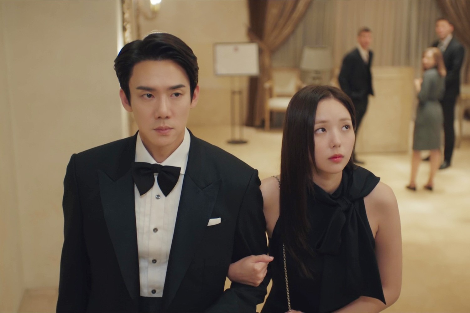 Phim mở đầu với hợp đồng hôn nhân của hai nhân vật chính.