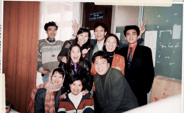 Nhà báo Tạ Bích Loan cùng team VTV3 những ngày đầu. Ảnh: TL.