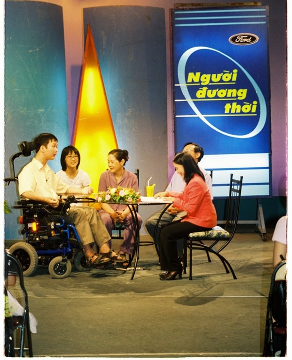 Nhà báo Tạ Bích Loan dẫn 