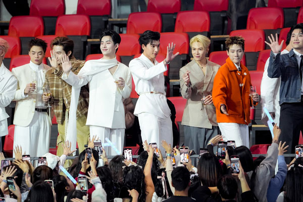 Visual tràn màn hình của dàn Anh Trai trong đêm concert 4