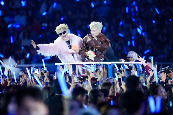 Ngoài những tiết mục hoành tráng thì màn giao lưu của các Anh Trai khiến fan phấn khích