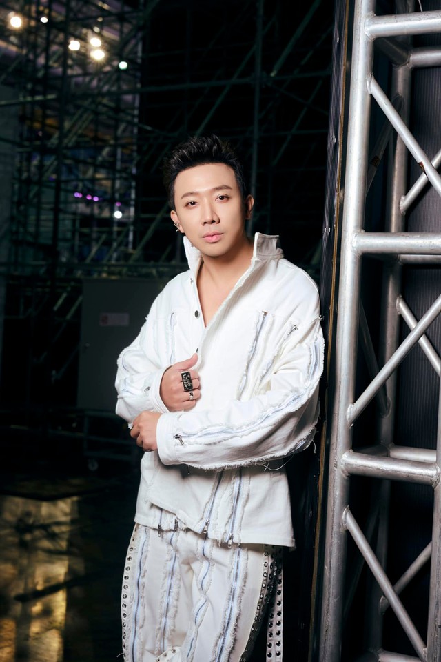 Trấn Thành còn tự minh oan vóc dáng của bản thân bằng hình ảnh chỉn chu, cool ngầu ở hậu trường concert