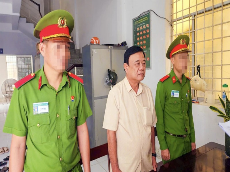 Ông Trần Minh Vũ (giữa) bị bắt tạm giam. Ảnh: H.B