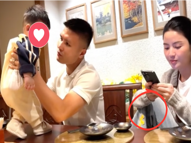 Chu Thanh Huyền ngồi trước mặt mẹ chồng để chân lên ghế nhưng bà Cúc vẫn thoải mái về vấn đề này