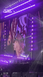 Các khán giả bên dưới bật khóc khi phải nói lời tạm biệt 30 anh trai