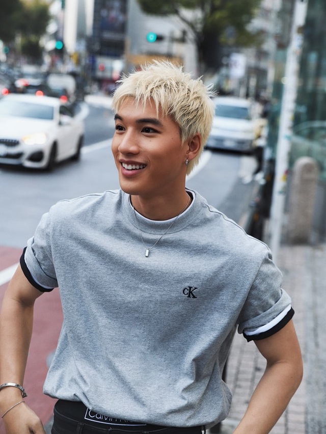 Để theo đuổi đam mê, HIEUTHUHAI từng làm nhiều công việc như bưng phở, phục vụ, bốc vác, chạy xe ôm công nghệ…