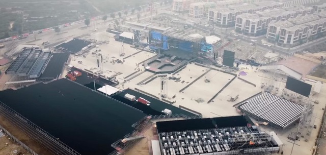 Sân khấu chính được nhận xét hoành tráng như sân bay