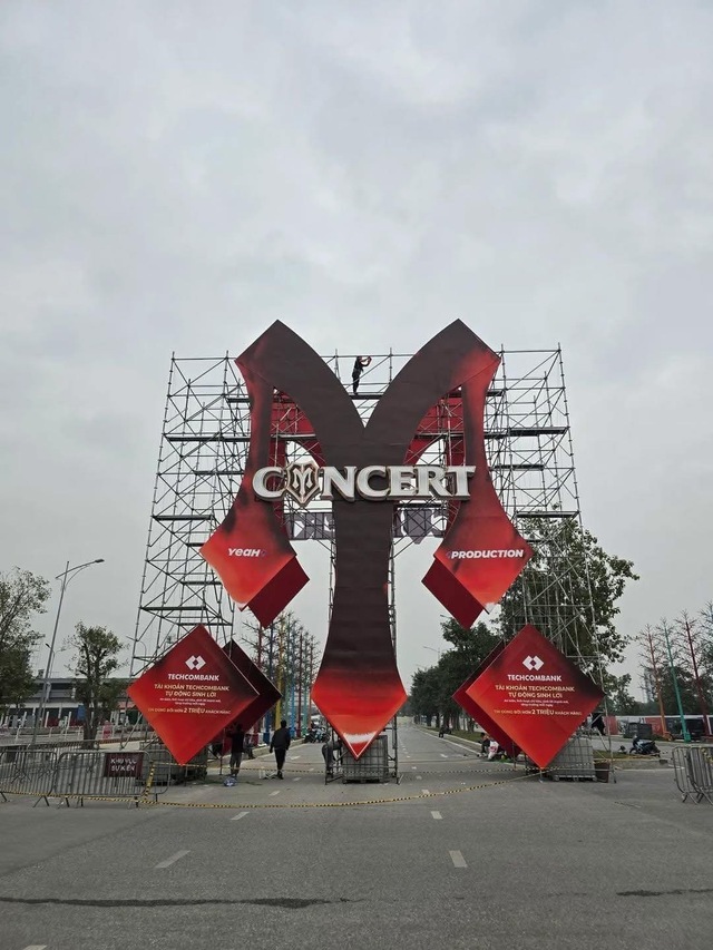 Cổng vào chào đón khán giả được thiết kế vô cùng hoành tráng, toát lên khí thế bừng bừng dù chưa đến sân khấu chính