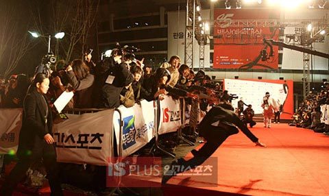 Góc chụp khác cho thấy cả người nam diễn viên gần như bay lên