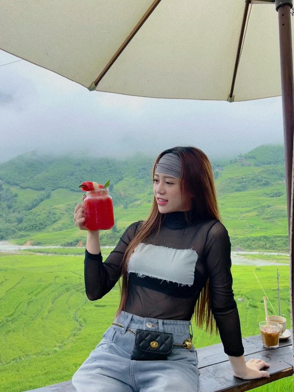 Mai Linh Zuto là nữ streamer nổi tiếng trong cộng đồng game với lượng người theo dõi đông đảo. Cô không chỉ được biết đến với vẻ ngoài xinh đẹp, vóc dáng hấp dẫn mà còn bởi khả năng tạo ra nội dung đa dạng, thu hút người xem.