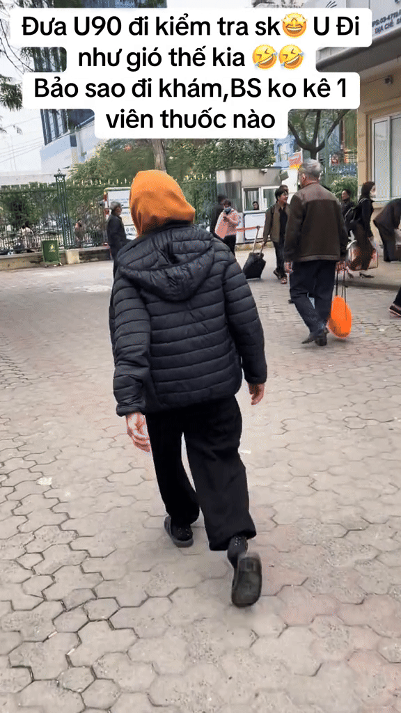 Dáng đi của cụ bà U90 khiến cả người trẻ cũng ao ước: Lưng thẳng, bước đi nhanh và dứt khoát.