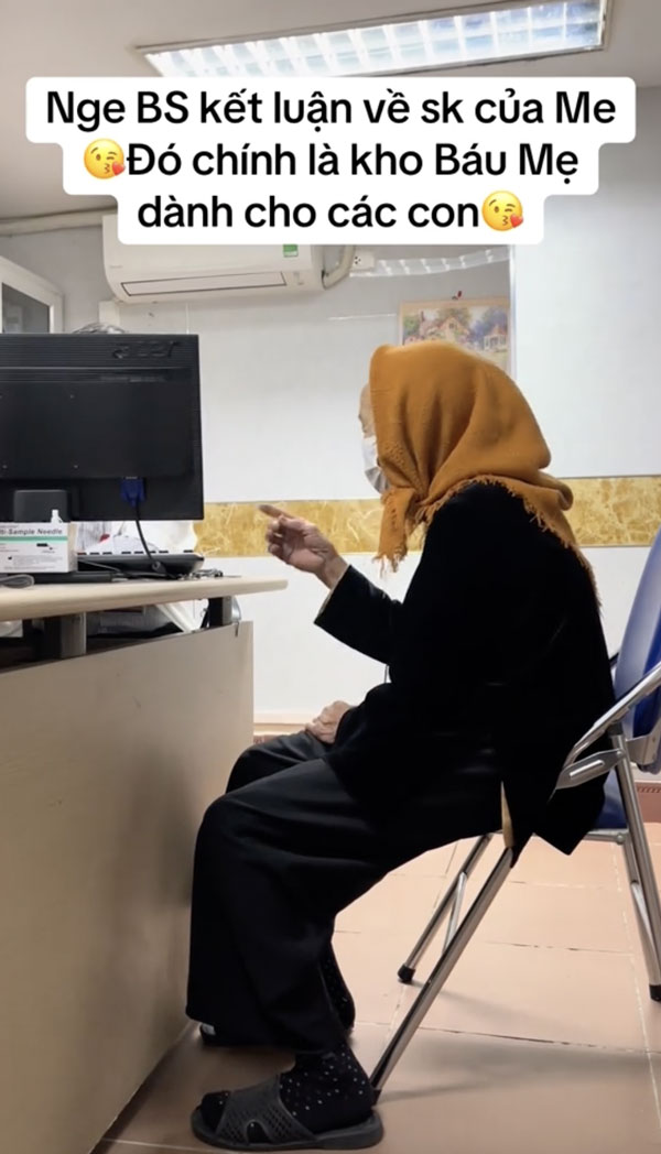 Một số netizen không tin dáng đi trên của bà cụ, tưởng ai đó đóng giả. Thế là cô con gái đăng luôn clip bác sĩ đang thăm khám cho mẹ của mình.