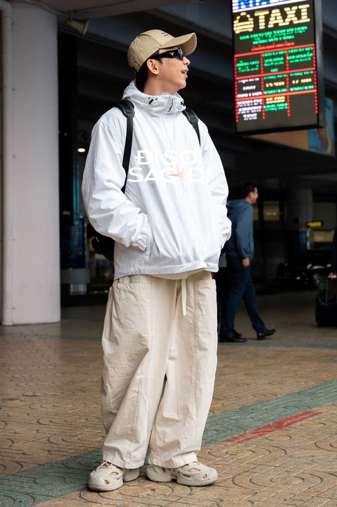 Nam ca sĩ ăn diện giản dị, đeo kính để tránh gây chú ý