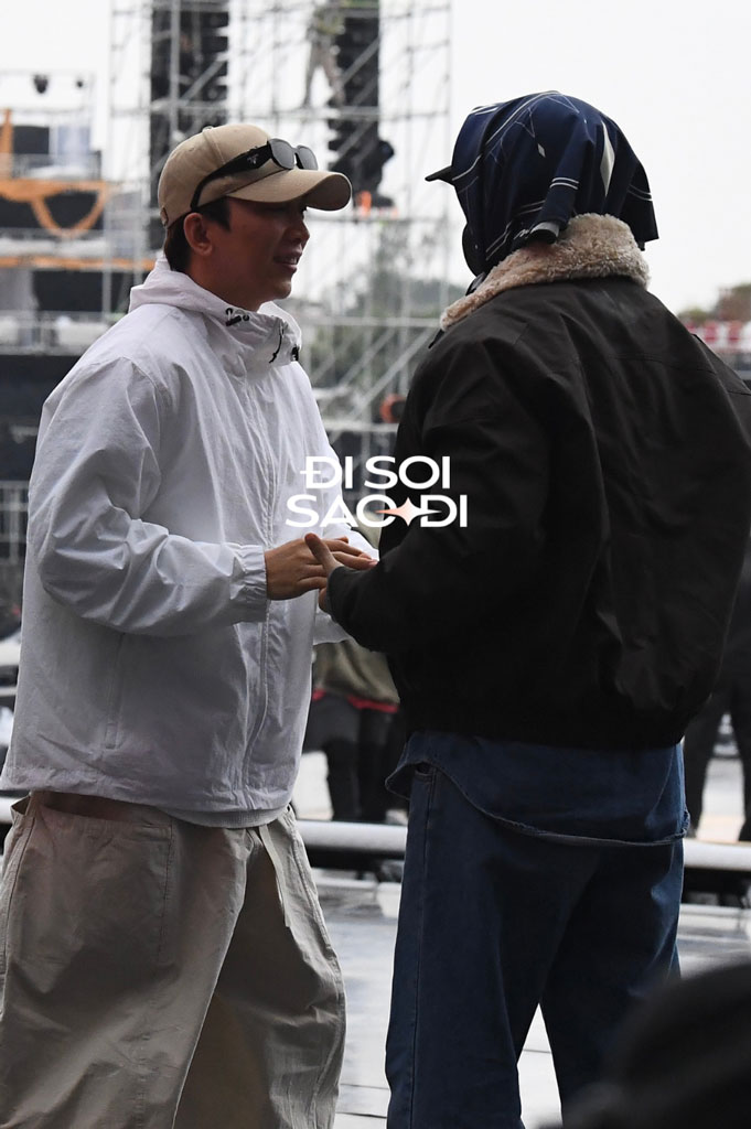 Sau đó, Tăng Phúc nhanh chóng di chuyển đến địa điểm Vinhomes Ocean Park 3 để hội tụ cùng các anh em