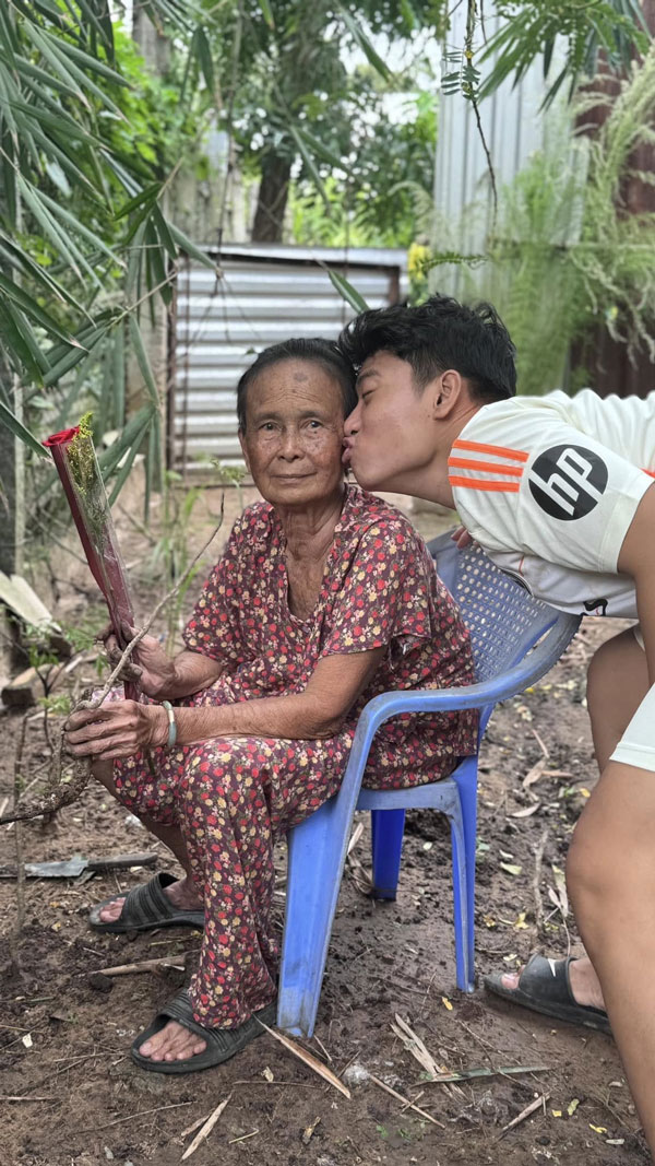 Thạch Vũ Sơn và bà.