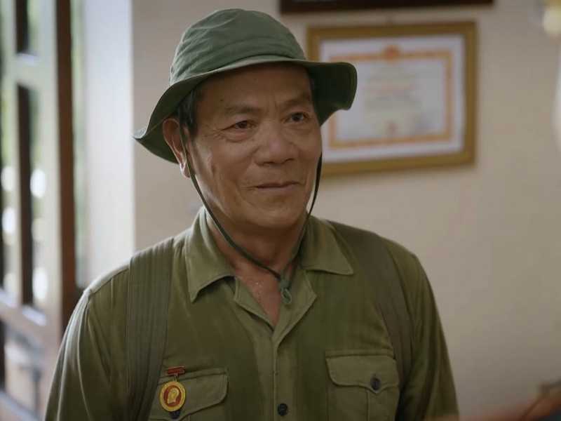 Ông Nậm được con trai tháp tùng đi tìm đồng đội.