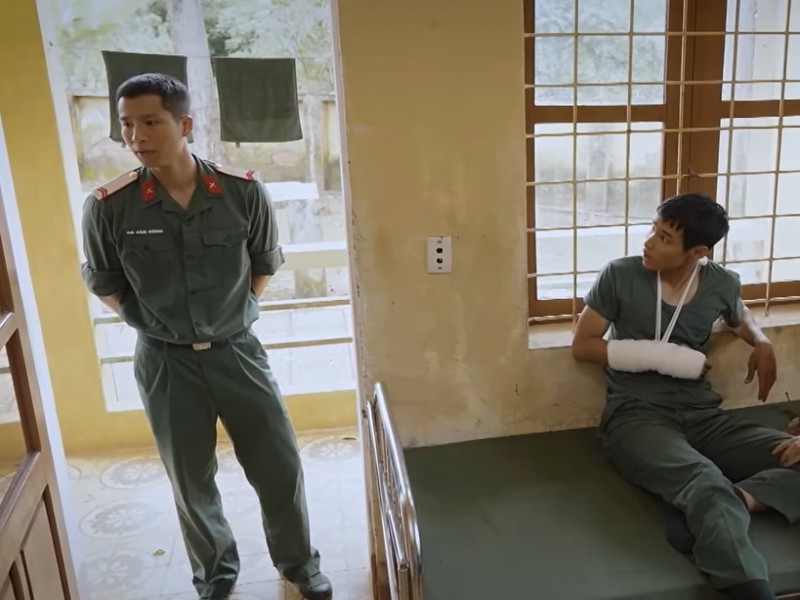 Lĩnh gãy tay vì bị đồng đội trêu.