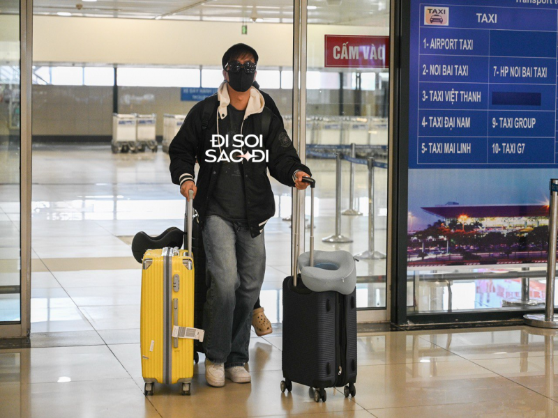 Bùi Công Nam trùm kín khi xuất hiện tại sân bay Nội Bài