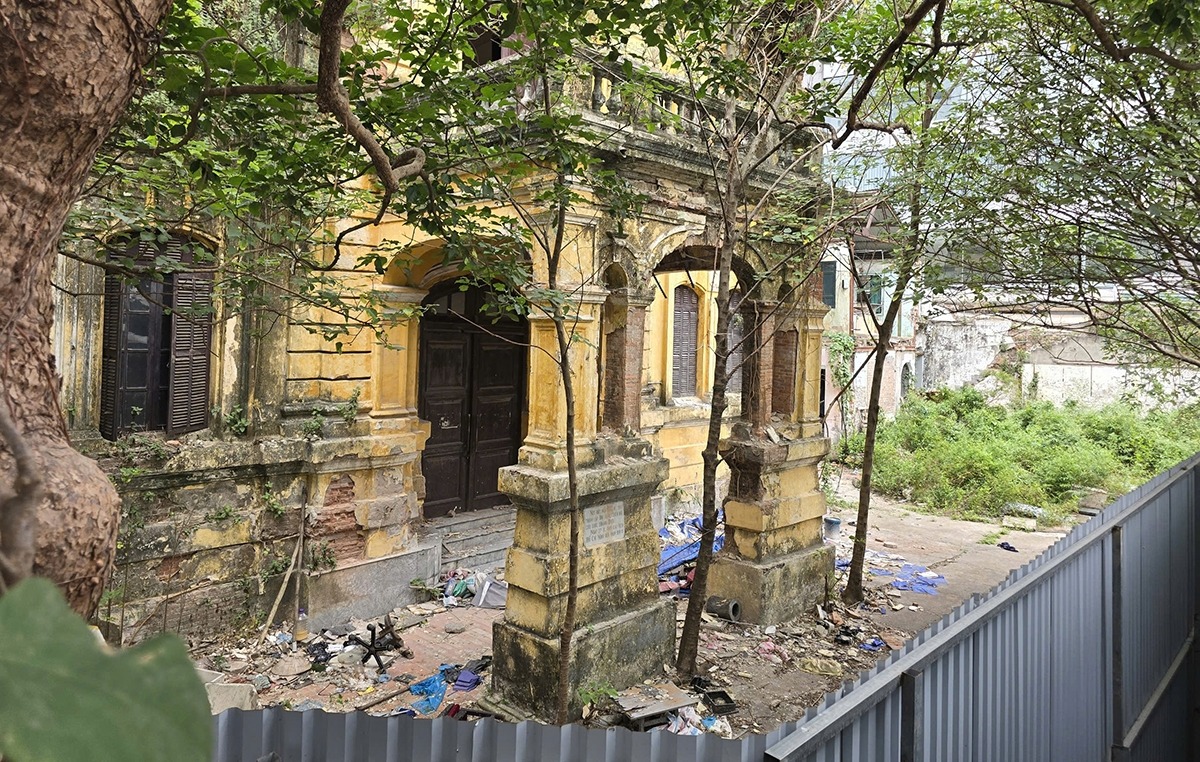 9 năm qua, biệt thự bị bỏ hoang ngày càng xuống cấp hư hỏng nặng. Ngôi biệt thự hiện quây rào kín nhưng bên trong ngập rác.