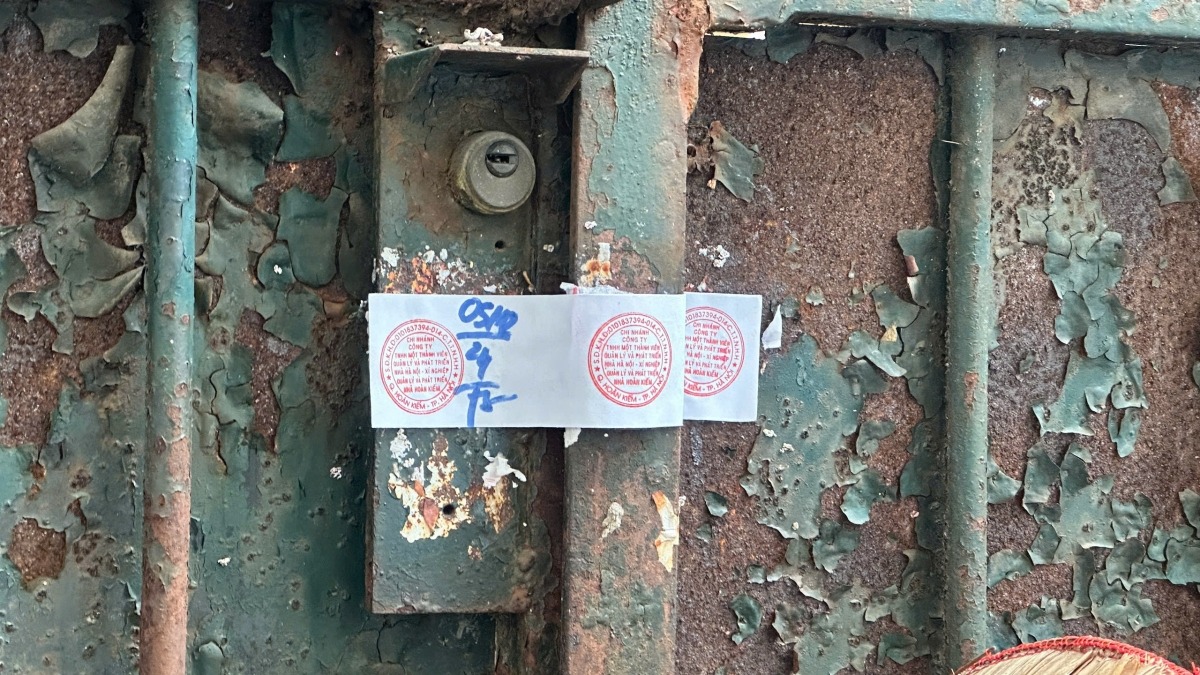 Những người hàng xóm của ngôi biệt thự này cho biết, sau khi báo chí vào cuộc phản ánh biệt thự ngập rác ô nhiễm, chính quyền cho công nhân vệ sinh dọn dẹp nhưng biệt thự luôn khóa cửa niêm phong.