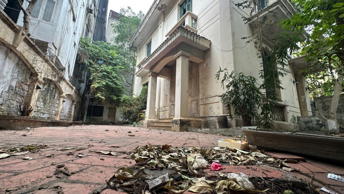 Biệt thự 12 Nguyễn Chế Nghĩa có diện tích 410 m2 ngày một xuống cấp trong sự xót xa của người dân.