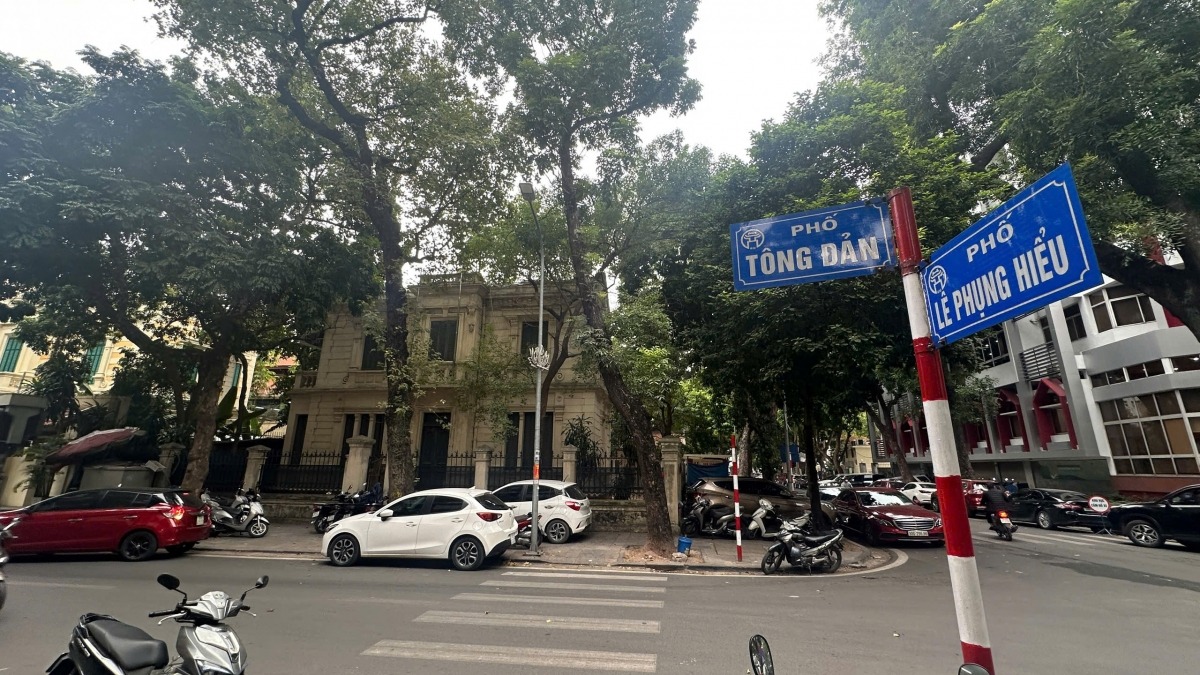 Biệt thự có hai mặt phố số 5 Lê Phụng Hiểu-20 Tông Đản cũng trong tình trạng không sử dụng từ nhiều năm nay.