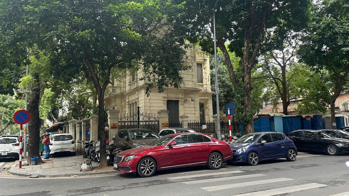 Hiện vỉa hè, ven đường quanh biệt thự trở thành bão đỗ xe, nơi để những quầy hàng di động phục vụ phố đi bộ nhưng từ lâu cũng phủ bạt.