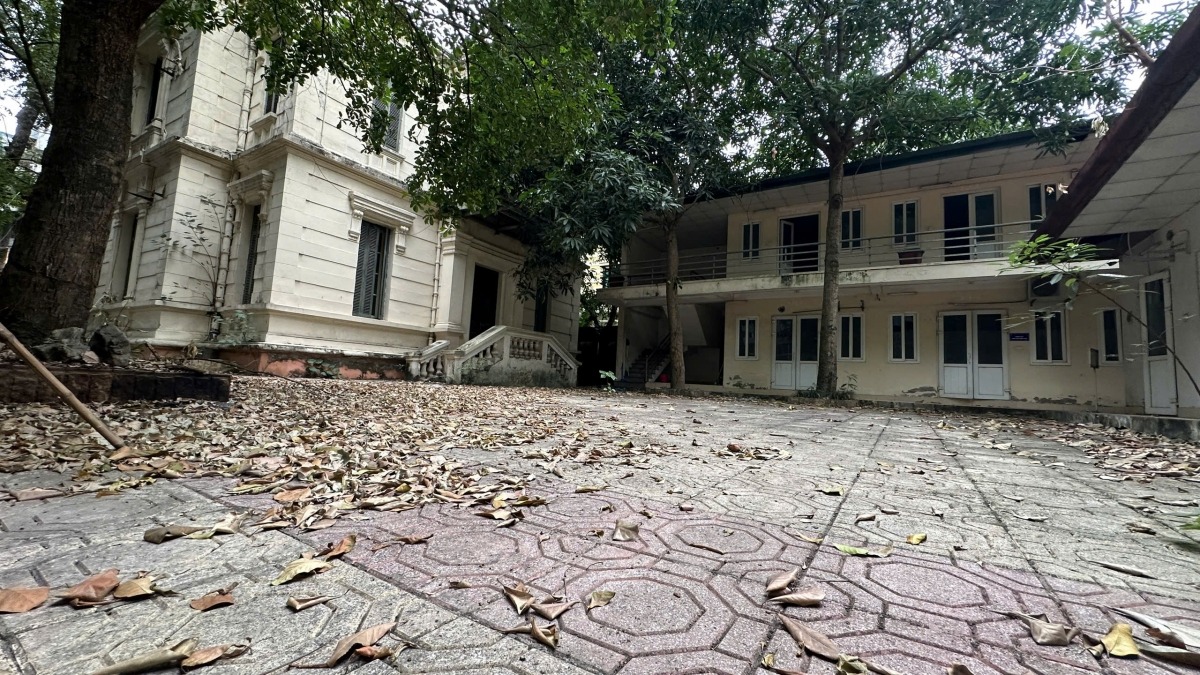 Biệt thự luôn tình trạng lá rơi đầy sân, không có người làm việc.