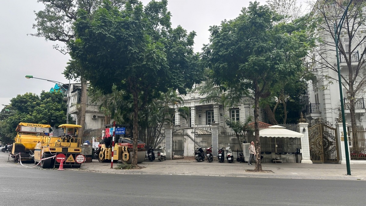 Biệt thự số 17 Điện Biên Phủ (Ba Đình) tọa lạc ngay tại ngã ba giao với đường Lê Duẩn với tổng diện tích lên tới 500m2, gồm 2 tầng, có sân vườn, hiện trong tình trạng không sử dụng.