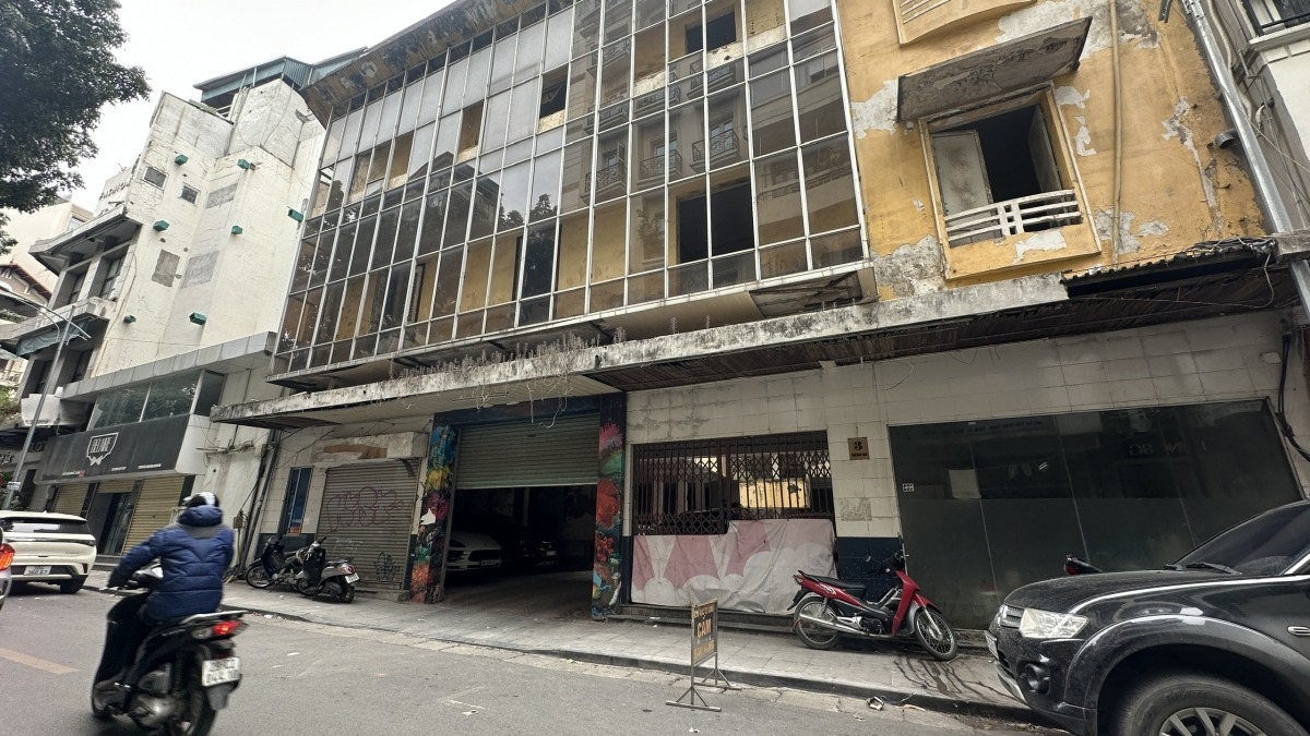 Trụ sở số 3 Trần Quốc Toản là dãy nhà 3 tầng, người dân sinh sống xung quanh cho biết, trước đây thuộc xí nghiệp đồng hồ sau này có một đơn vị trường học thuê nhiều năm. Ít năm gần đây phía dưới sân cho thuê làm bãi trông giữ ô tô. Các căn phòng bỏ không.