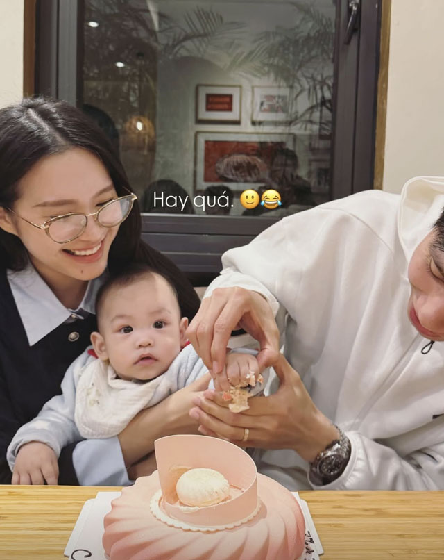 Con trai Văn Hậu dùng tay bốc bánh sinh nhật