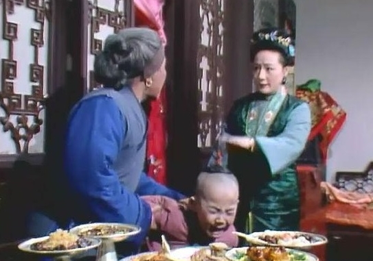 Lý Nguyệt vai Tiểu Bản Nhi và Già Lưu là hai nhân vật trong sáng, thuần khiết nhất trong Hồng Lâu Mộng