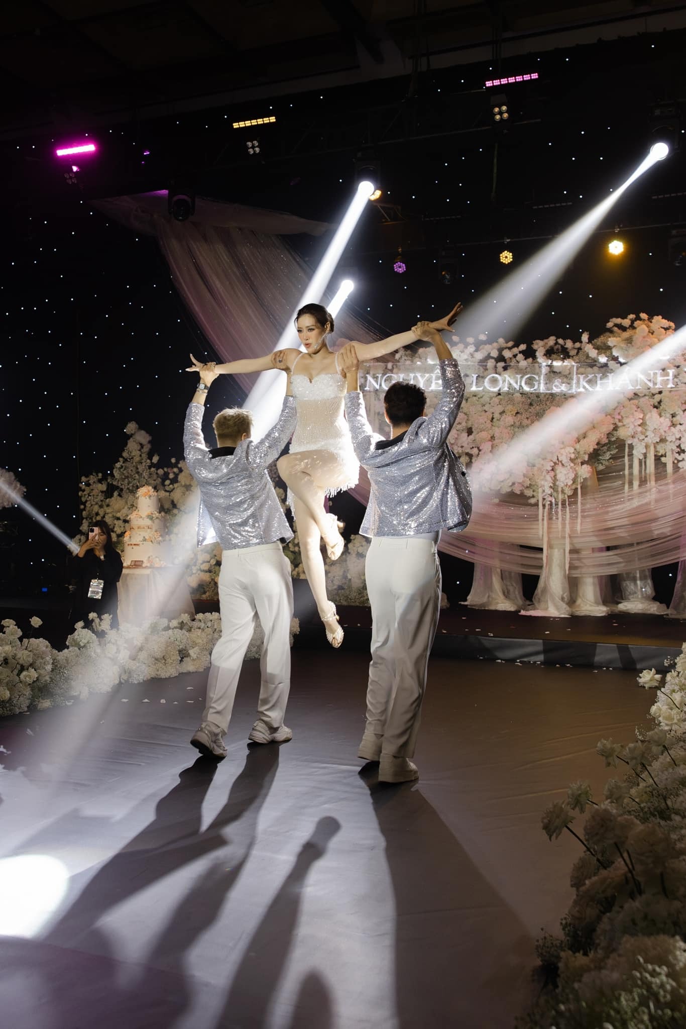 Khánh Vân lên tiếng gửi lời xin lỗi tới khách mời nếu buổi tiệc có xảy ra những sơ xuất