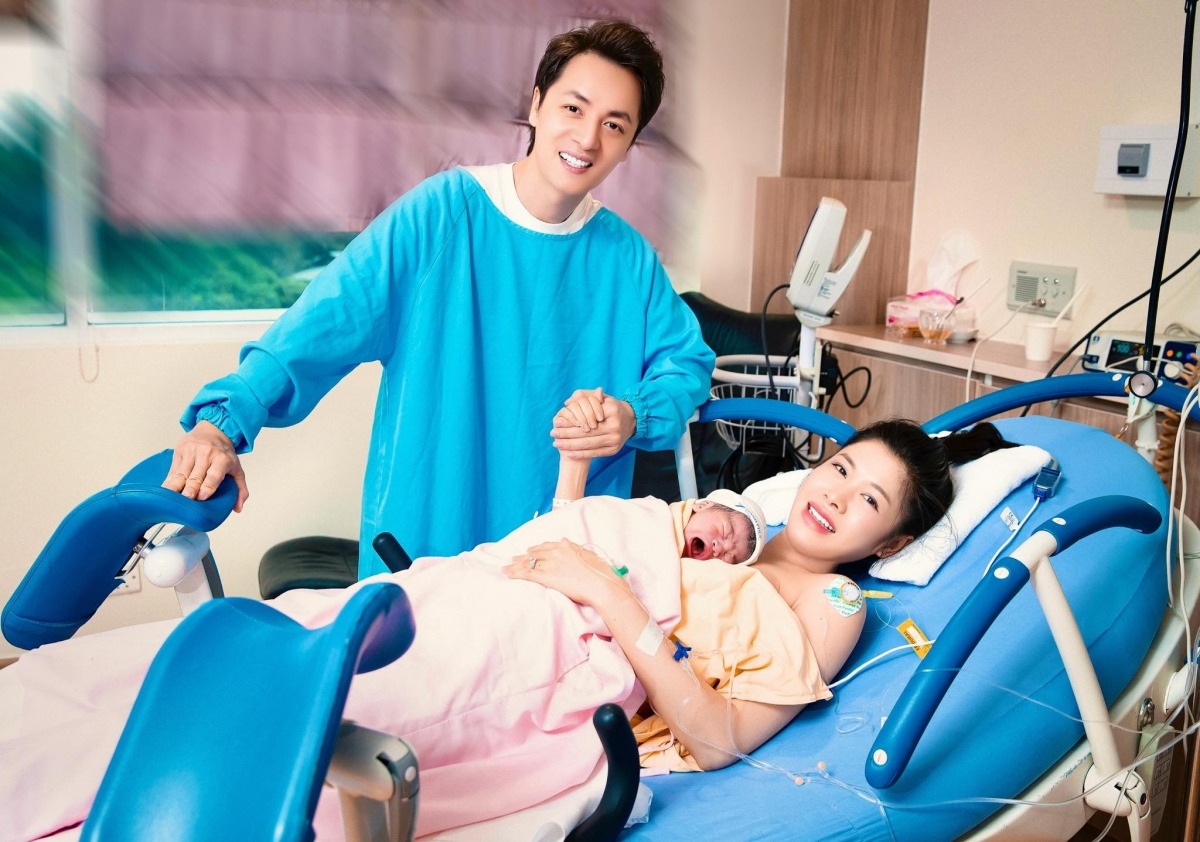 Đăng Khôi và vợ đón con thứ 3. Ảnh: FBNV