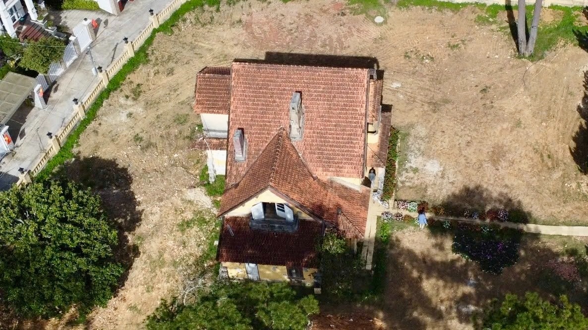 Các biệt thự trên được xây dựng trước năm 1975, mang đậm dấu ấn kiến trúc Pháp, có giá trị văn hóa và lịch sử đặc biệt.