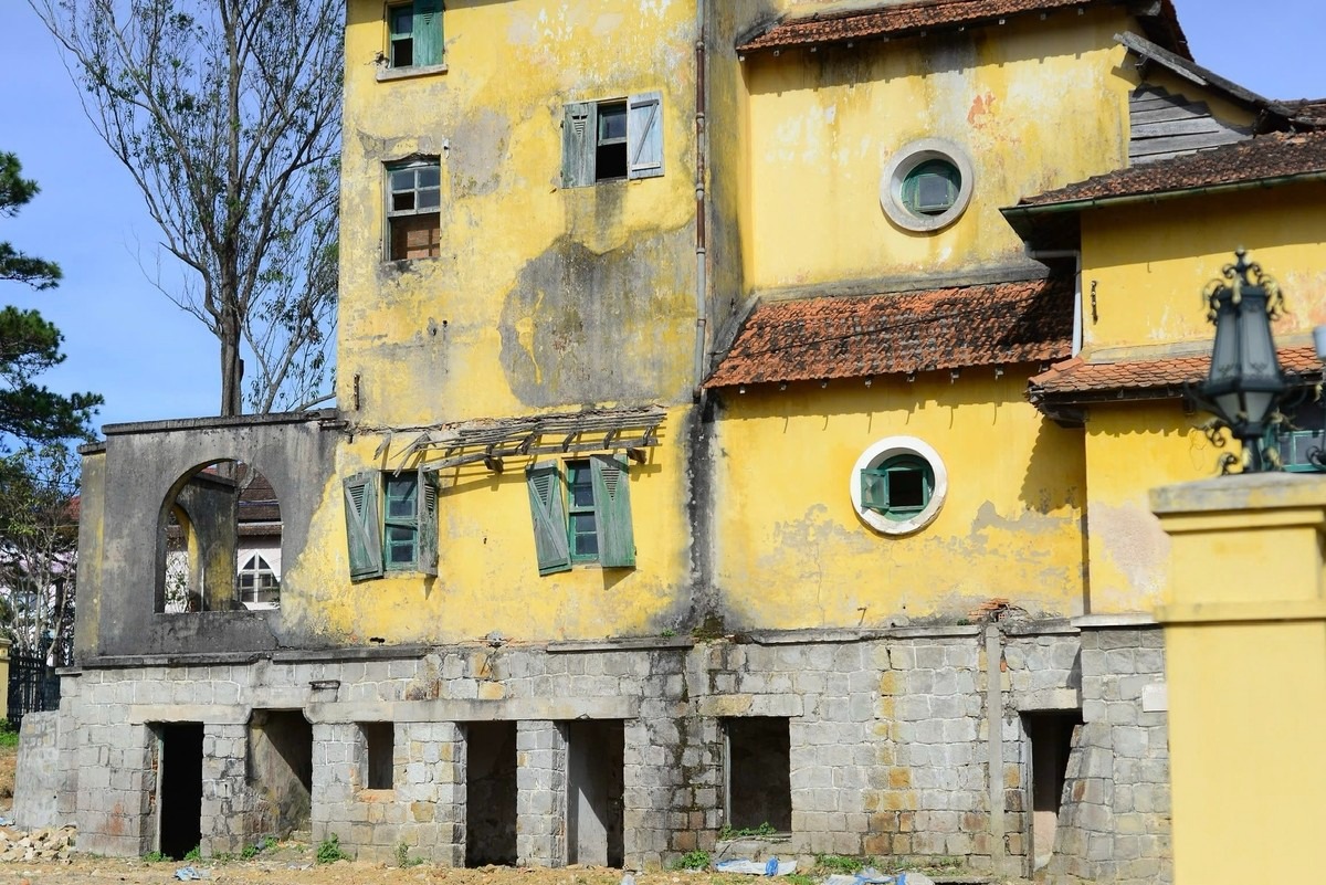 Đến nay, bốn biệt thự cổ vẫn chưa được đưa vào sử dụng nên đã xuống cấp trầm trọng, gây lãng phí.