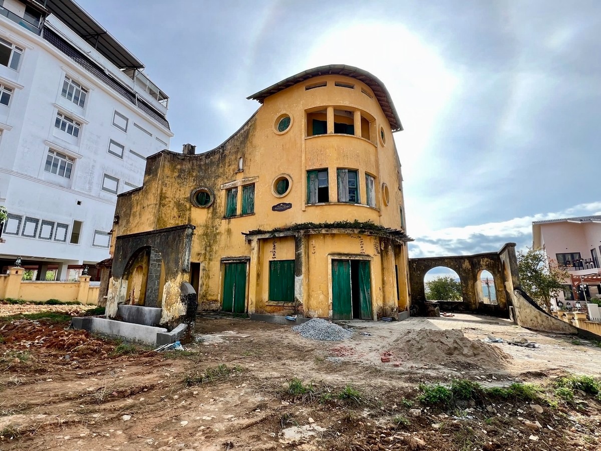 Biệt thự số 1 có diện tích xây dựng hơn 391m², nằm trên khu đất rộng 1.775m². Do thời gian dài không sử dụng, nhiều hạng mục công trình này bị hư hỏng, khuôn viên nhếch nhác.