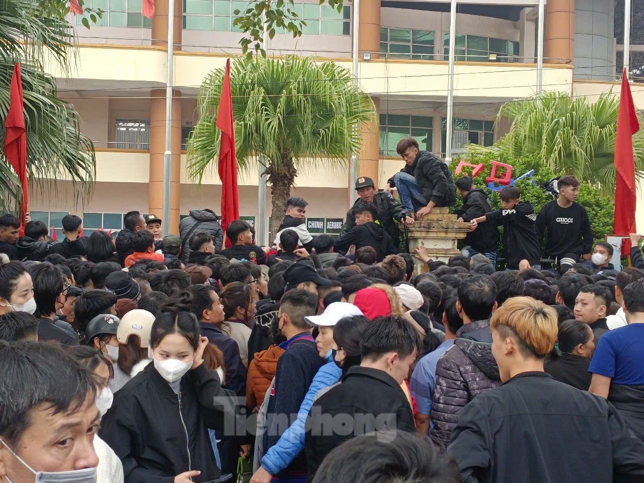 Tuy nhiên, do lượng người đổ về trước cổng sân vận động Việt Trì quá đông tạo nên sự hỗn loạn khiến BTC không thể mở bán vé vào 8h sáng như thông báo.