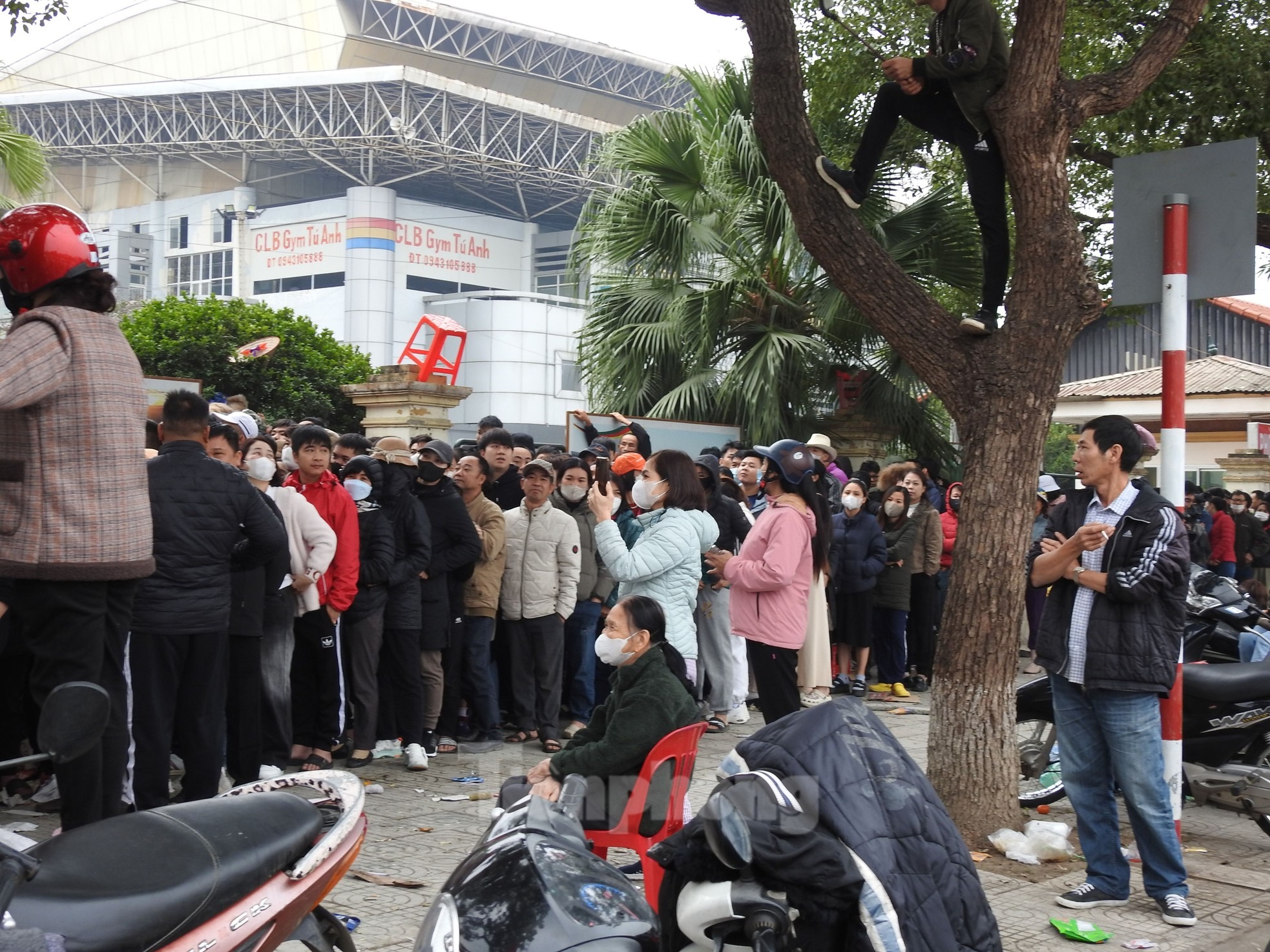 Đến 8h30, BTC phải thay đổi địa điểm bán vé vào bên trong khu vực sân vận động khiến nhiều người bất ngờ.